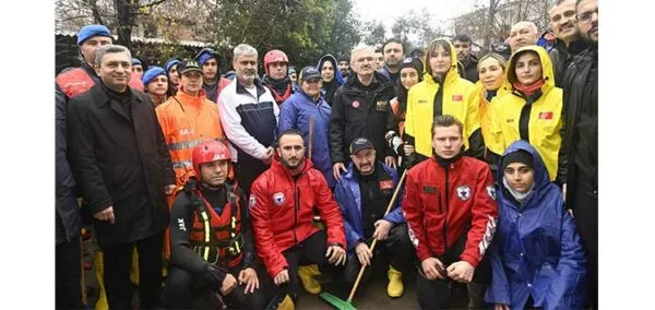 GÖNÜLLÜLER FELAKETİN YARALARINI SARMAK İÇİN ANTALYA’YA KOŞTU
