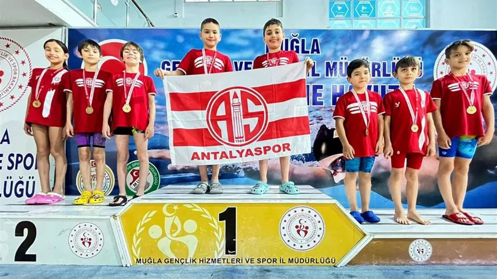 ANTALYASPORLU MİNİK YÜZÜCÜLER BAŞARIYA KOŞTU