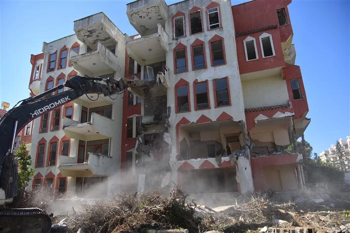 UYUŞTURUCU İLE MÜCADELE KAPSAMINDA CUMHURİYET MAHALLESİ’NDEKİ METRUK BİNA YIKILDI