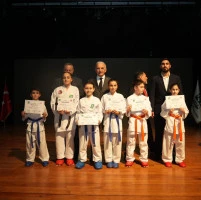 BAŞKAN YILDIRIM KARATECİ GENÇLERE ÖDÜLLERİNİ TAKDİM ETTİ