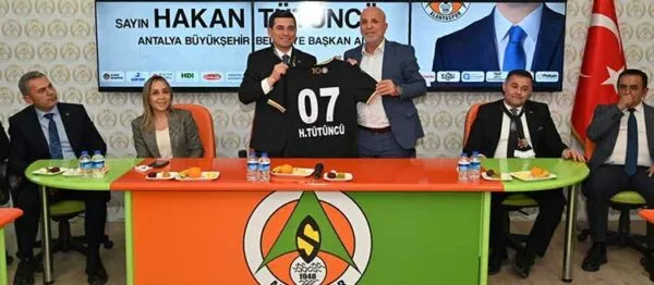 ÇAVUŞOĞLU’NDAN BÖCEK’E SİTEM.. ‘5 YILDIR NE GELEN VAR NE DE SORAN’