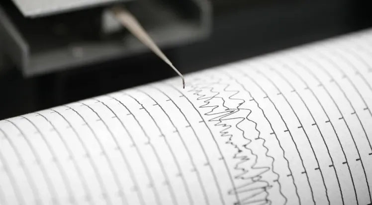 AKDENİZ’DE 3,9 BÜYÜKLÜĞÜNDE DEPREM