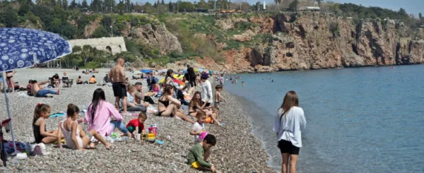 BU HAVA NORMAL DEĞİL.. ANTALYA’DA TERMOMETRELER 32 DERECEYİ GÖSTERDİ
