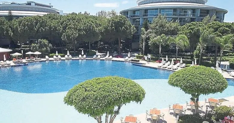 TURİST BOLLUĞUNDA OTELLER SİNEK AVLIYOR.. ‘NEREYE GİDER BUNLAR?’