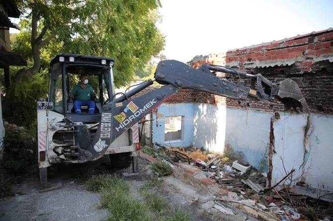 Konak’ta Metruk Bina Yıkımları Hız Kazandı