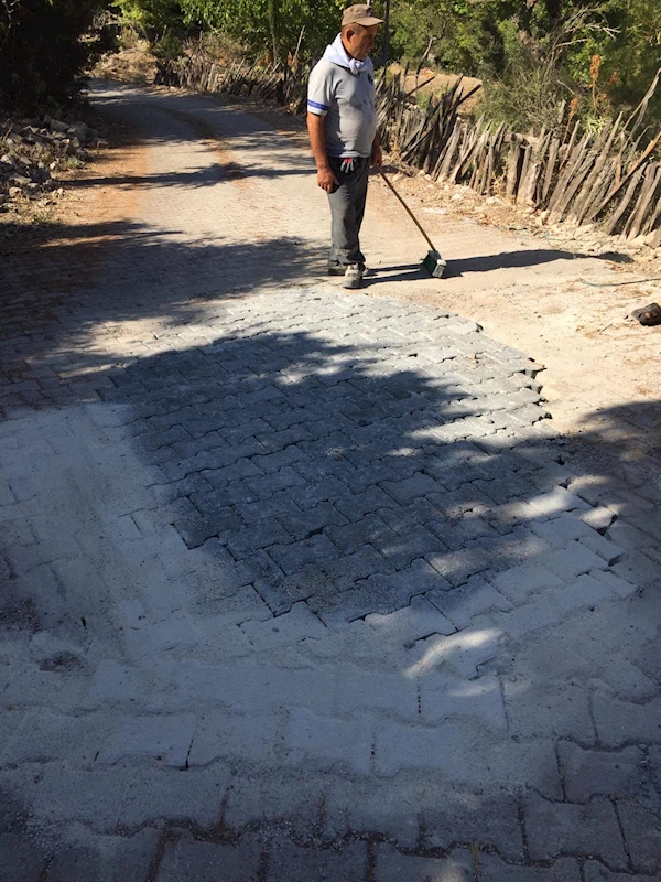 Kemer’de yol ve kaldırım çalışmaları