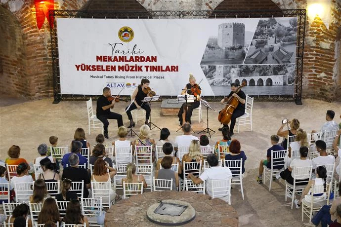 TARİHİ KIZILKULE MÜZİKLE RENKLENDİ