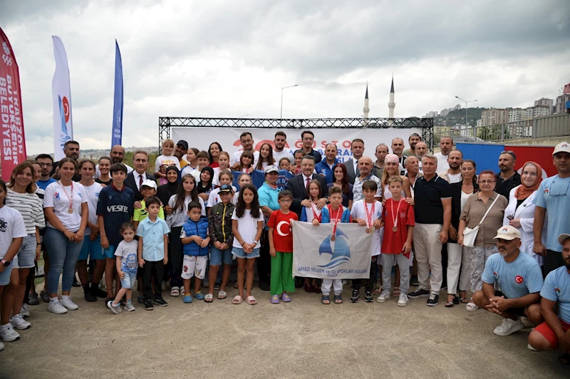 ZAFER BAYRAMI COŞKUSUYLA YELKENLER FORA