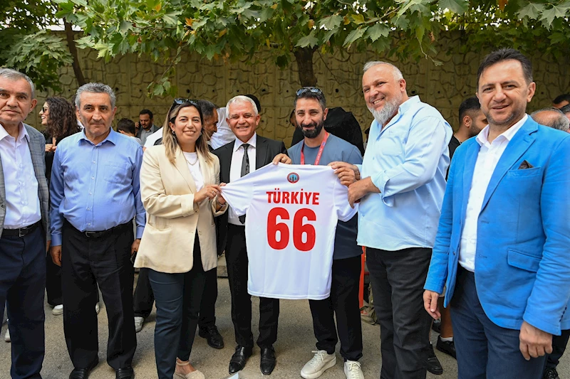 Başkan Şahin Tribünde