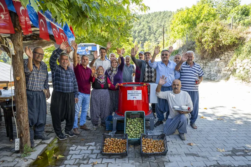 Mersin Büyükşehir Belediyesi 24 Ceviz Soyma Makinesini Üreticilerle Buluşturdu