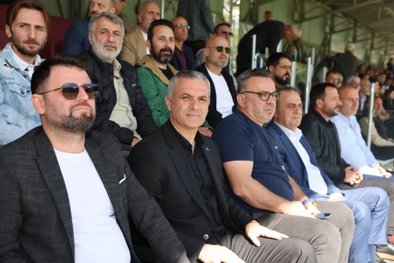 Yomra Belediye Başkanı Mustafa Bıyık, Çaykaraspor-Yomraspor Maçında Takımı Destekledi