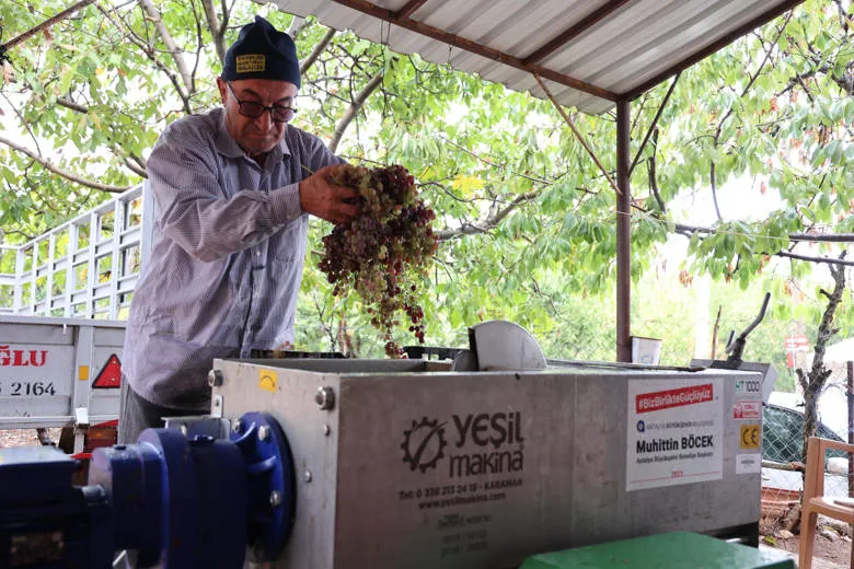 Antalya Büyükşehir Belediyesi üreticilere üzüm sıkma makinesi desteği sağlıyor