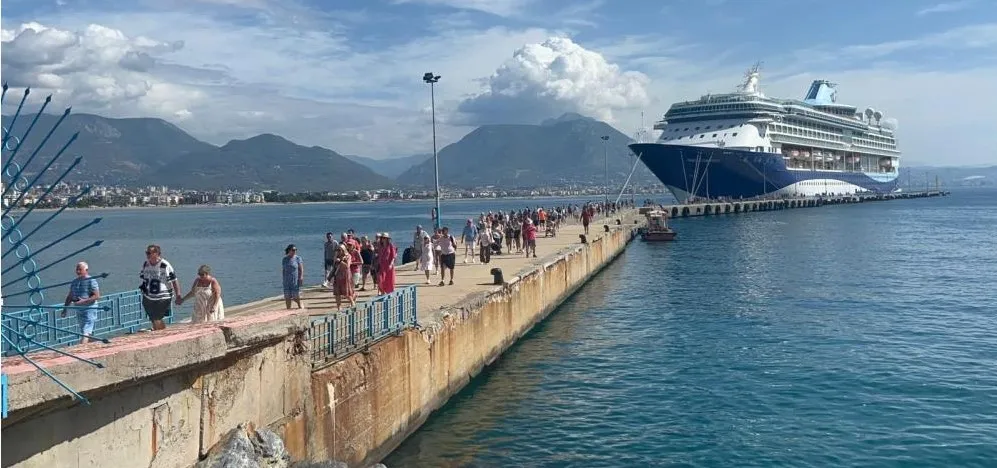 İNGİLİZ TURİSTLERİ TAŞIYAN LÜKS KRUVAZİYER ALANYA