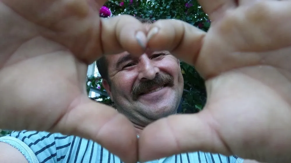 ANTALYA’DA UÇAĞA VALİZLERİ YÜKLERKEN SEMPATİK TAVIRLARIYLA MEŞHUR OLDU