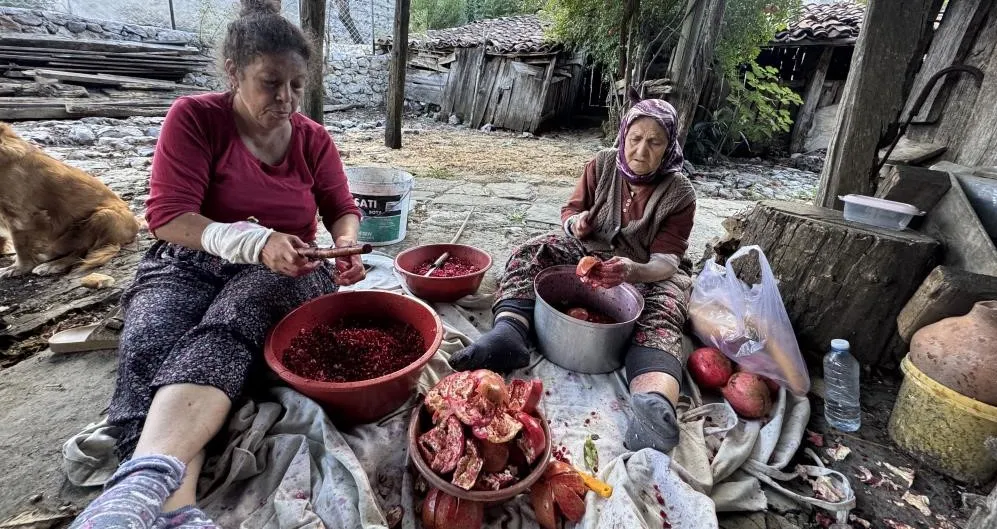 AKSEKİ’DE NAR EKŞİSİ MESAİSİ.. KATKISIZ ÜRETİP KİLOSU 600 LİRADAN SATIYORLAR