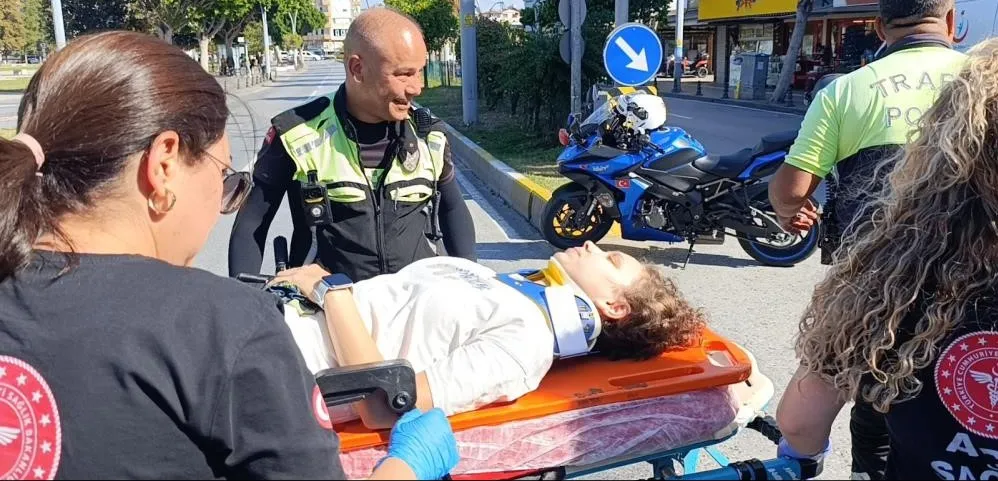 KAZA YAPAN GENÇ KIZDAN BAŞINDAN AYRILMAYAN TRAFİK POLİSİNE KAHVALTI SÖZÜ