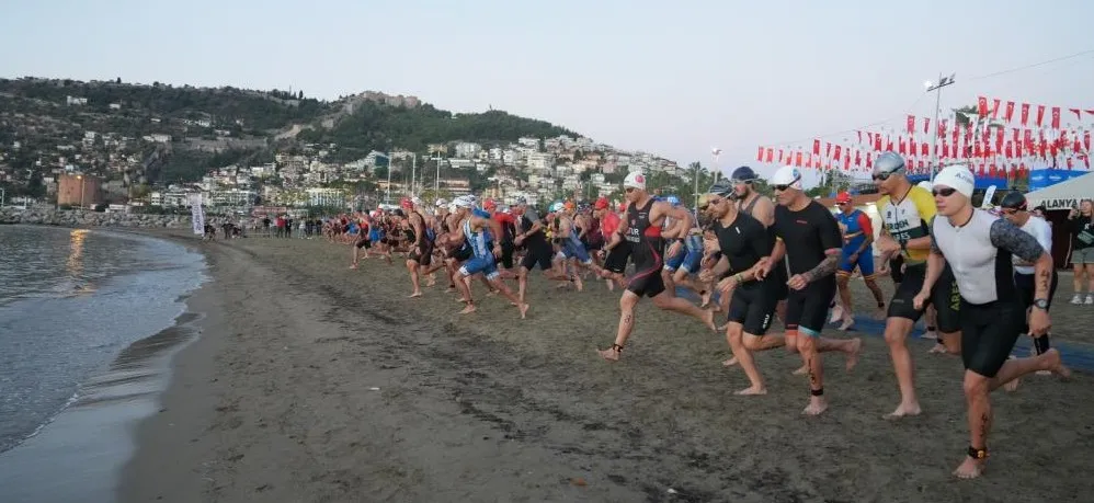 34 ÜLKEDEN 242 SPORCUNUN MÜCADELE ETTİĞİ 34. ALANYA TRİATLONU TAMAMLANDI