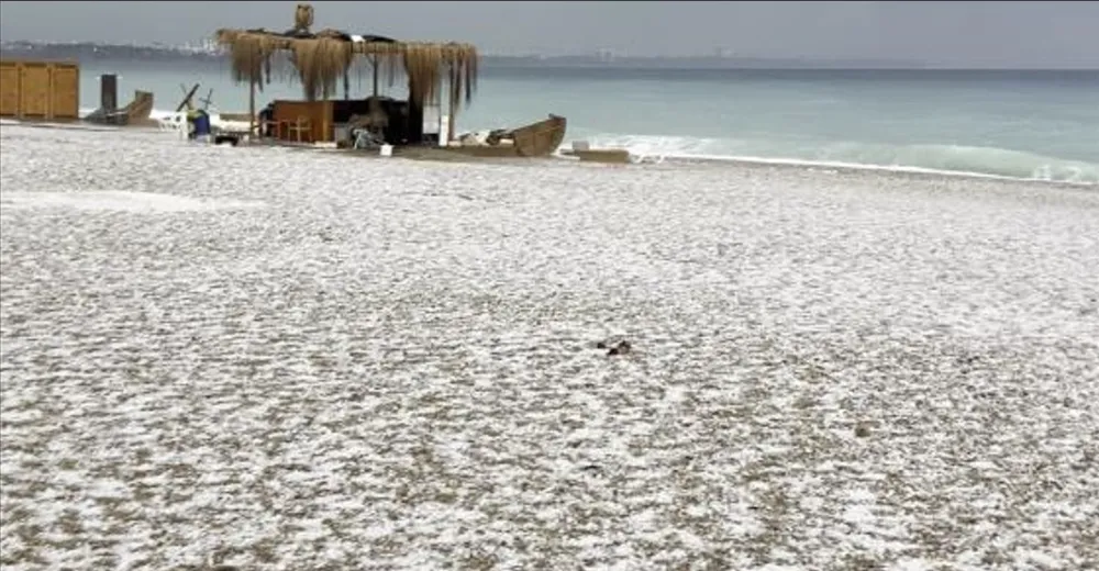 ANTALYA 15 DAKİKADA KIŞI YAŞADI.. KONYAALTI SAHİLİ BEYAZA BÜRÜNDÜ