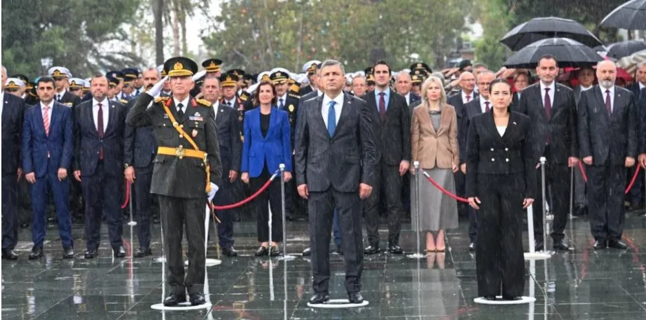 ANTALYALILAR 29 EKİM COŞKUSUNU SAĞANAK YAĞMUR ALTINDA KUTLADI