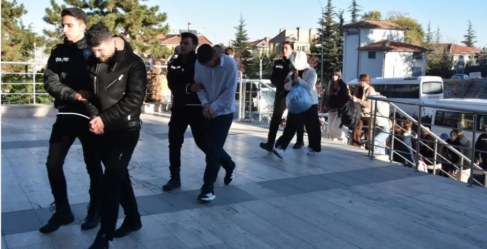 ÖĞRETMEN OLACAKTI ÇETE LİDERİ OLDU.. 100 MİLYON LİRA DOLANDIRDI