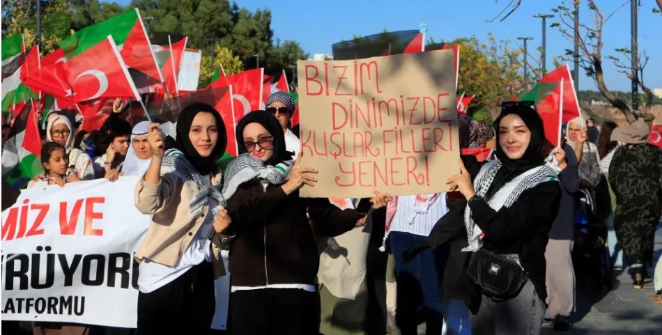 BİNLERCE ANTALYALI GAZZE İÇİN YÜRÜDÜ.. DENİZDEN TEKNELER DE EŞLİK ETTİ