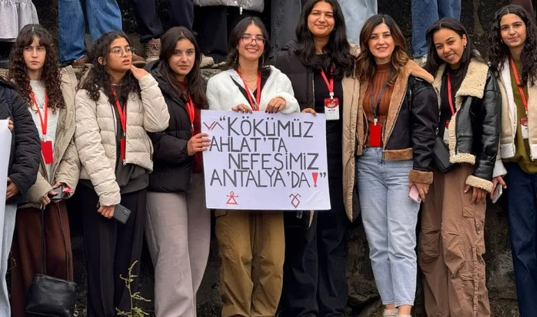 120 ÖĞRENCİ SELÇUKLU’NUN İZİNDEN ANTALYA’DAN AHLAT’A YOLCULUK YAPTI