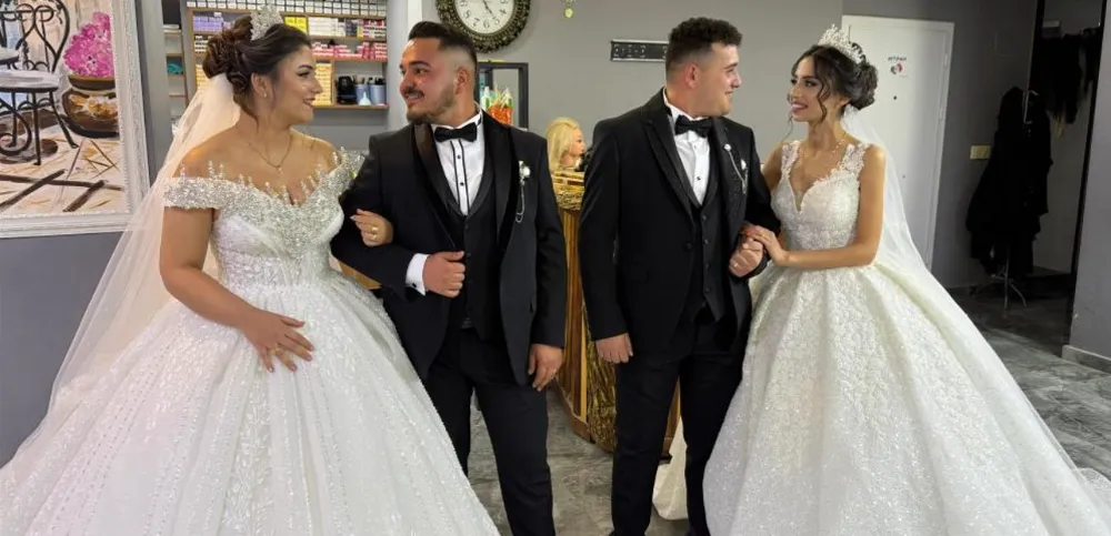 SERİK’TE AYNI YAŞTAKİ KARDEŞLER AYNI YAŞTAKİ GELİNLERLE AYNI ANDA EVLENDİ