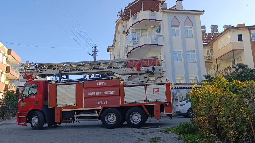 MANAVGAT’TA APARTMAN ÇATISINDAKİ YANGINI PATLAYAN SU BORUSU SÖNDÜRDÜ