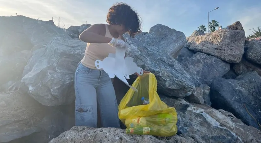 ALANYA’DA BİR ÖĞRETMEN SAHİLDE POŞET POŞET ÇÖP TOPLAYIP SOSYAL MEDYADA PAYLAŞIYOR