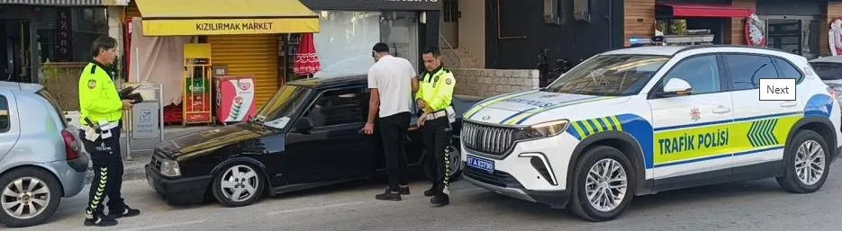 MANAVGAT’TA YÜKSEK SESLİ MÜZİK HEM ARACINDAN HEM DE EHLİYETTEN ETTİ