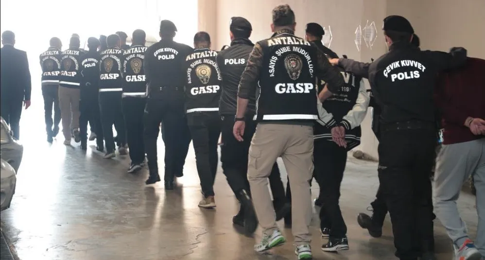 ANTALYA’DA SAHTE KADIN PROFİLİYLE KANDIRDIKLARI ERKEKLERE 10 KAT HESAP ÖDETMİŞLER