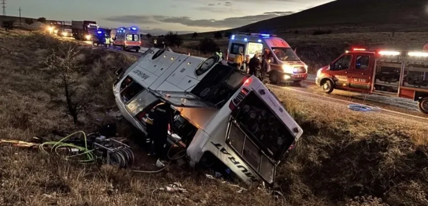 AFYON DİNAR’DA YOLCU OTOBÜSÜ DEVRİLDİ.. 2 ÖLÜ 21 YARALI VAR