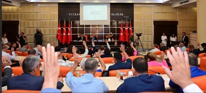 CHP VE AK PARTİ’Lİ ÜYELER KAPIŞTI.. KEPEZ MECLİSİ’NDE İMAMOĞLU GERİLİMİ