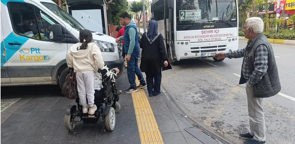 PTT ARAÇLARI ENGELLİLERE YOL VERMEDİ.. SÖYLENENLER ÇİLEDEN ÇIKARDI