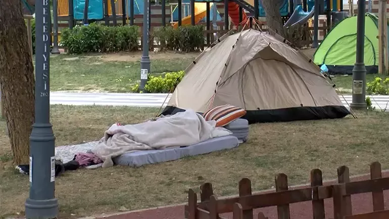 FIRSATÇILAR YİNE İŞ BAŞINDA.. İSTANBUL DEPREMİ İLE ÇADIR FİYATLARI UÇTU