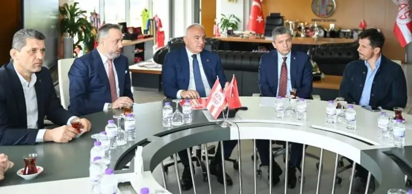 TURİZM BAKANI VE TURİZMCİLER ANTALYASPOR’A DESTEK İÇİN TOPLANDI