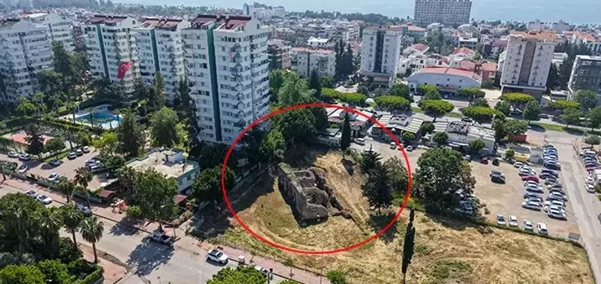 ANTALYA’DA LÜKS KONUTLARIN ARASINDA ZAMANA DİRENEN ‘HAZİNE’