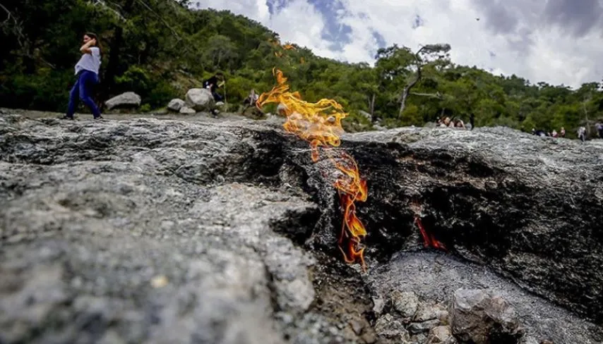 YANARTAŞ.. ANTALYA’DA 2500 YILDIR SÖNMEYEN ATEŞ GÖRENLERİ BÜYÜLÜYOR