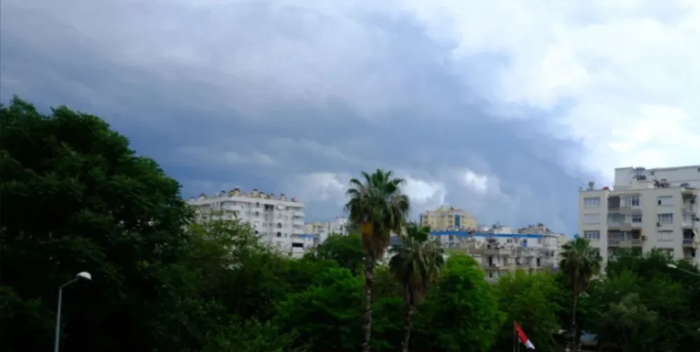 SARI KOD UYARISI.. ANTALYA’NIN ÜZERİNE KARA BULUTLAR ÇÖKTÜ