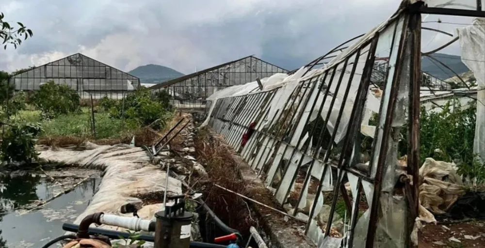 GAZİPAŞA’YI HORTUM VURDU.. SERALAR VE EVLER BÜYÜK ZARAR GÖRDÜ