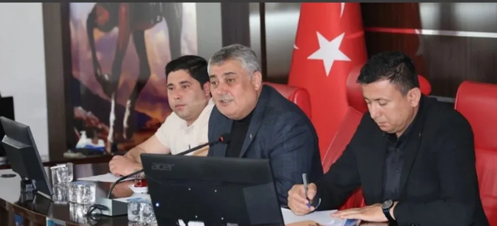 ANTALYA AKSU’DA İÇKİ GERİLİMİ.. CHP’Lİ BAŞKAN AYETLE İKNA ETMEYE ÇALIŞTI