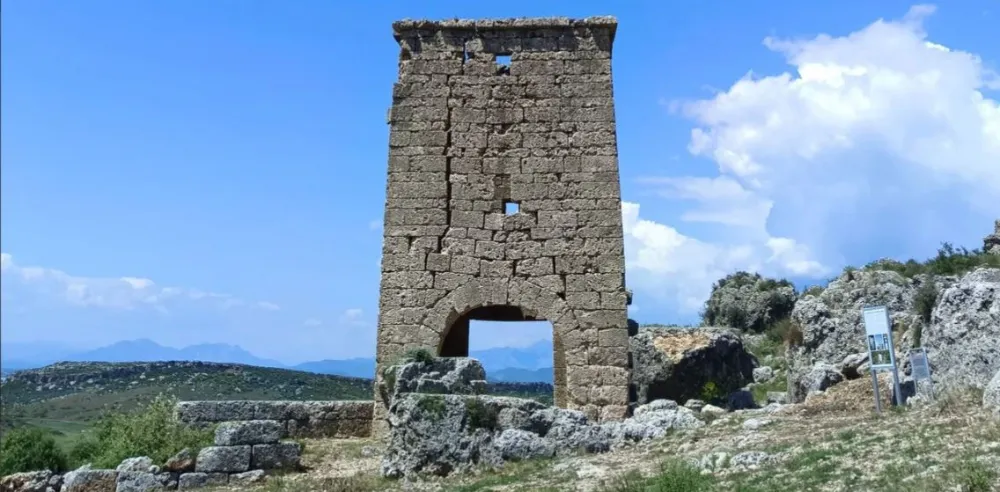 BURASI ANTALYA SİLLYON..  KÖY YAŞAMI VE ANTİK KENT BİR ARADA