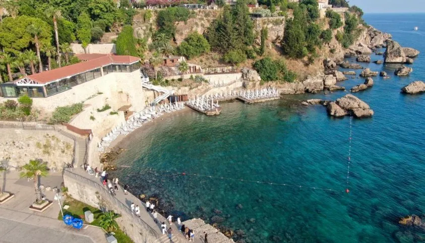 ANTALYA’NIN MERMERLİ PLAJI TADİLAT NEDENİYLE KAPATILDI