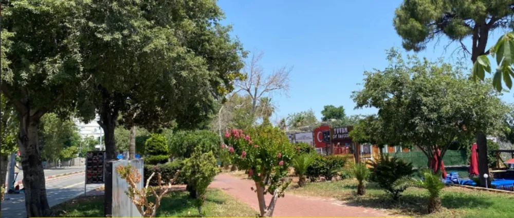 ANTALYA’NIN KALBİNDE PARK AYIBI.. BAKIMSIZLIĞA İTİLDİ TEHLİKE OLUŞTURUYOR