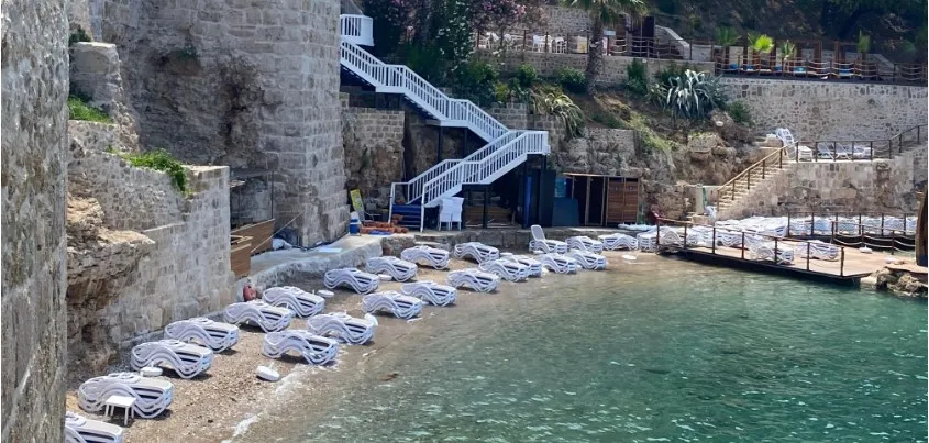 MERMERLİ’DE RESTORASYON DELİLLERİNİ YAKMIŞLAR.. MİLYONLARCA LİRA DUVARDA KAYBOLDU