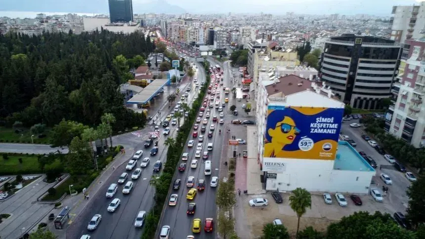 ANTALYA’DA ARAÇ SAYISI ARTIYOR.. ‘YOL VE OTOPARK ÜRETİMİ OLMAZSA YANDIK’