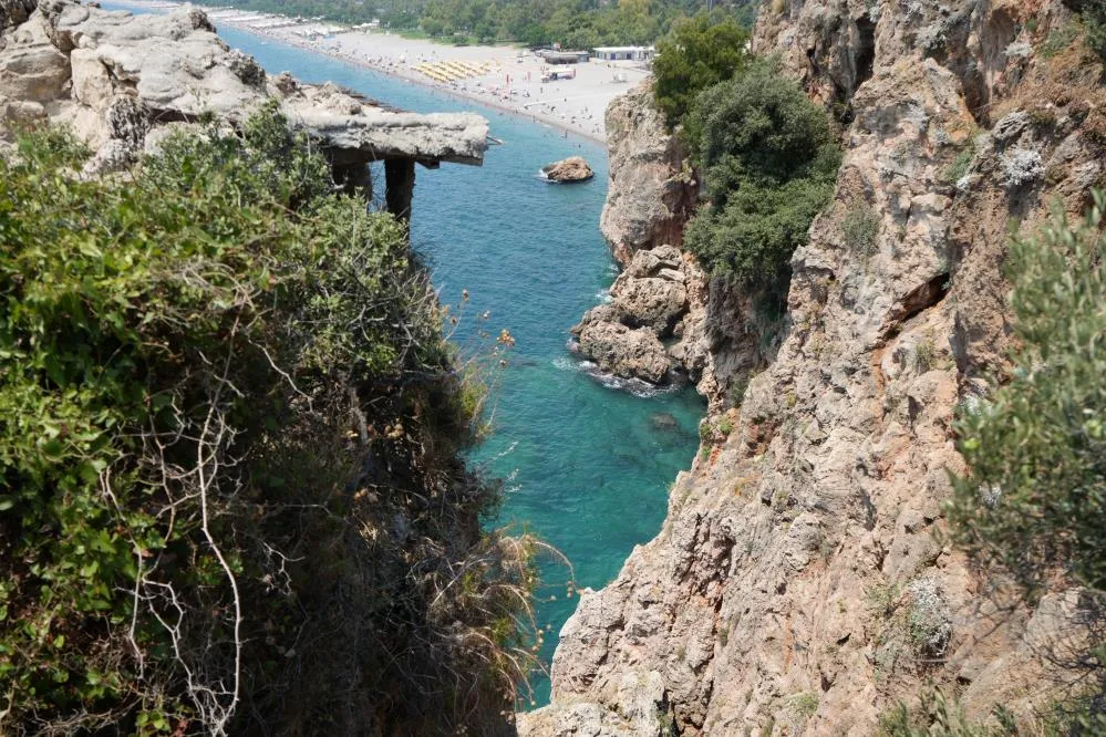 ANTALYA’DA STATÜSÜ DEĞİŞTİRİLEN FALEZLERİN BİR BÖLÜMÜ İÇİN YAPILAŞMA ENDİŞESİ