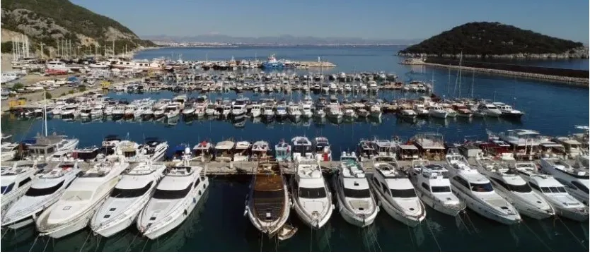 ANTALYA BALIKÇI BARINAĞI’NDA KRİZ.. 7 METRELİK TEKNELER ÇIKIYOR LÜKS YATLAR KALIYOR