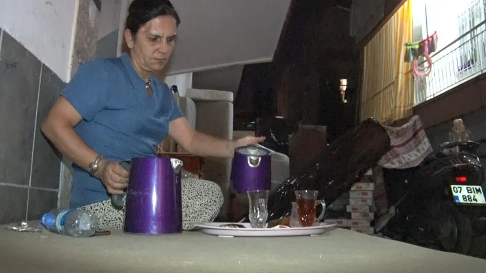 ANTALYA’DA BİR ANNENİN ÇİLESİ.. SAATİ SÖKÜLMÜŞTÜ ŞİMDİ DE EVDEN ATILDI