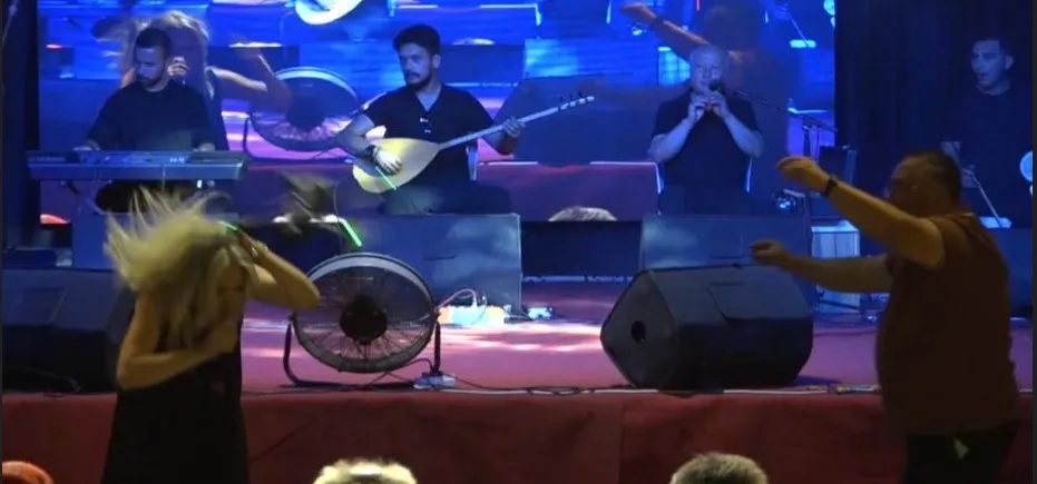 ANTALYA KUMLUCA’DAKİ FESTİVALDE DRON SANATÇININ KAFASINA ÇARPTI